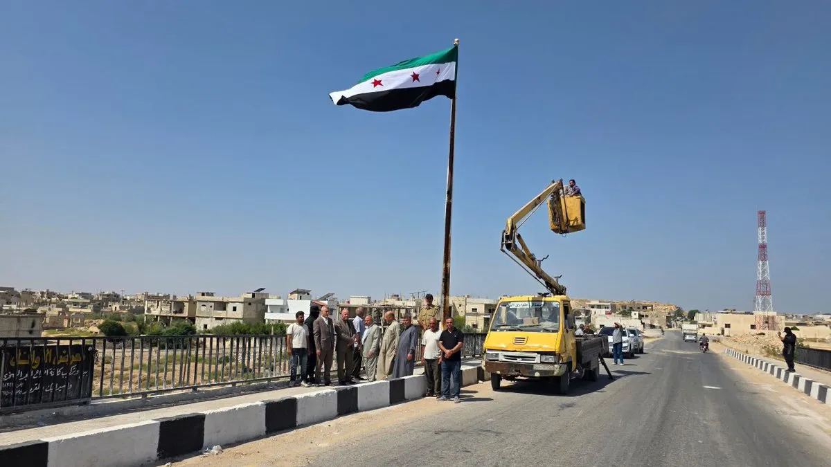 رفع العلم على مدخل المدينة  